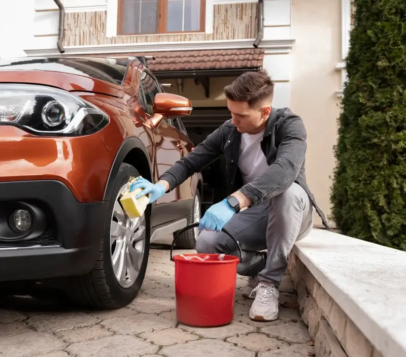 Lavage auto à domicile Les Granges-Gontardes : professionnel intervenant sur un véhicule